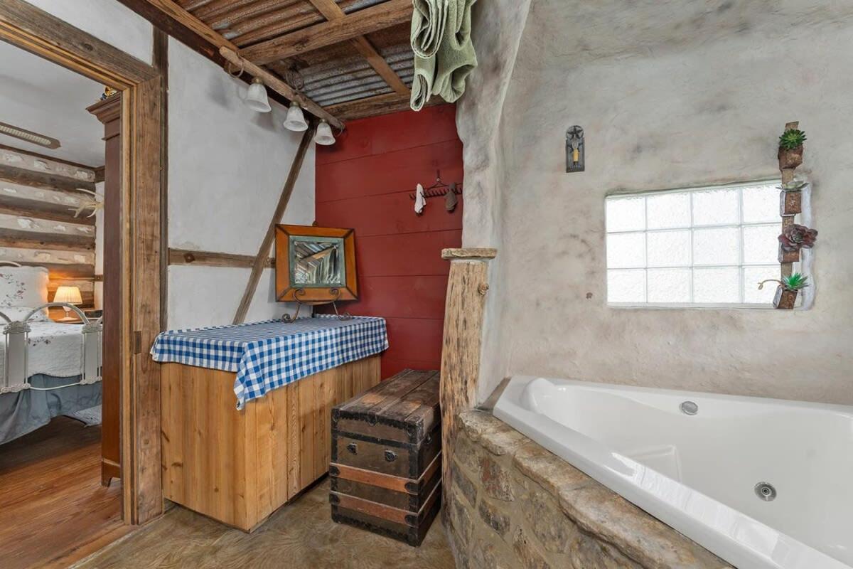 Das Eck Haus - Cozy Cabin Getaway Фредериксбург Екстериор снимка